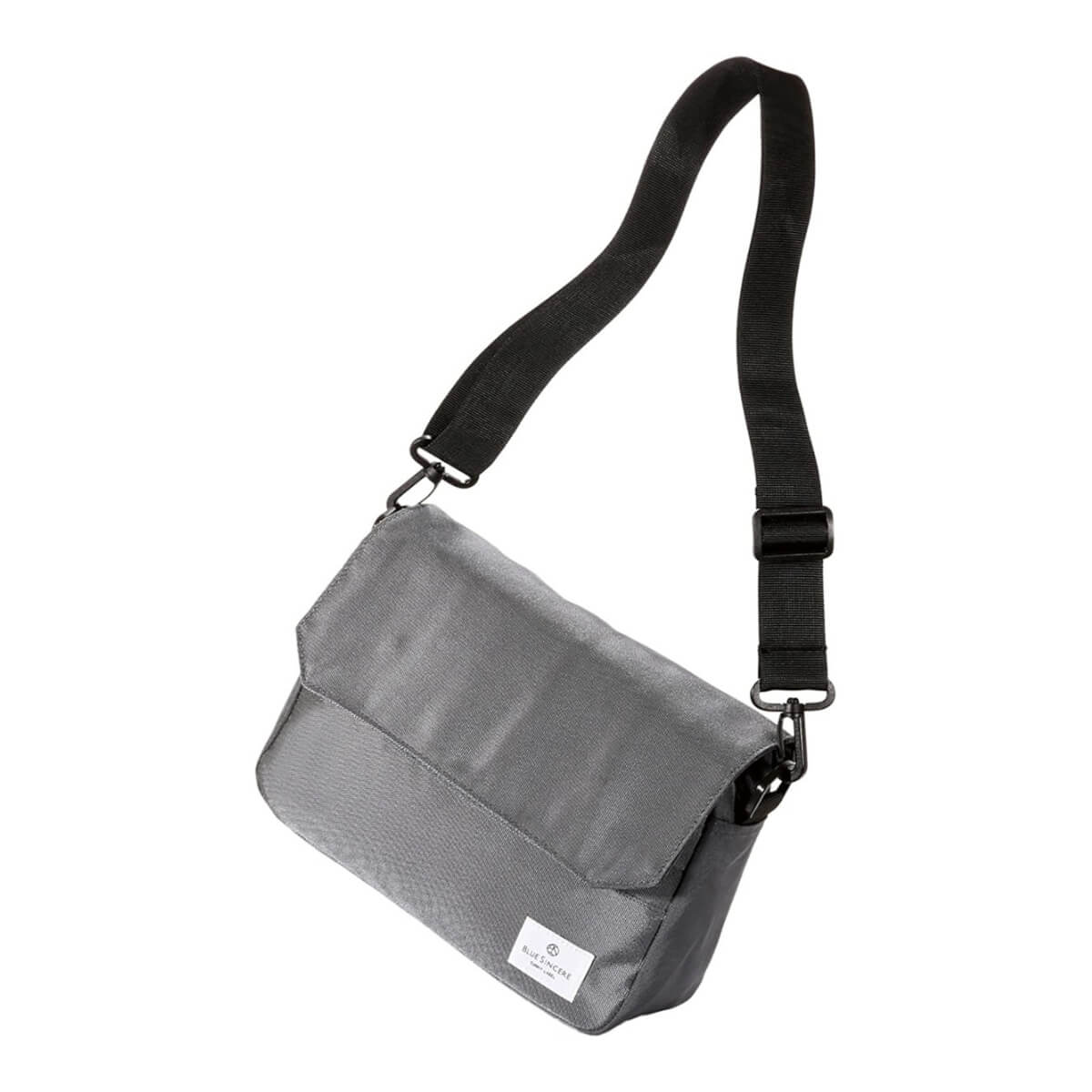 【 新入荷 入手困難】メンズバッグ  大容量 軽量 新品　灰色　ショルダーバック写真通りのステキな商品です